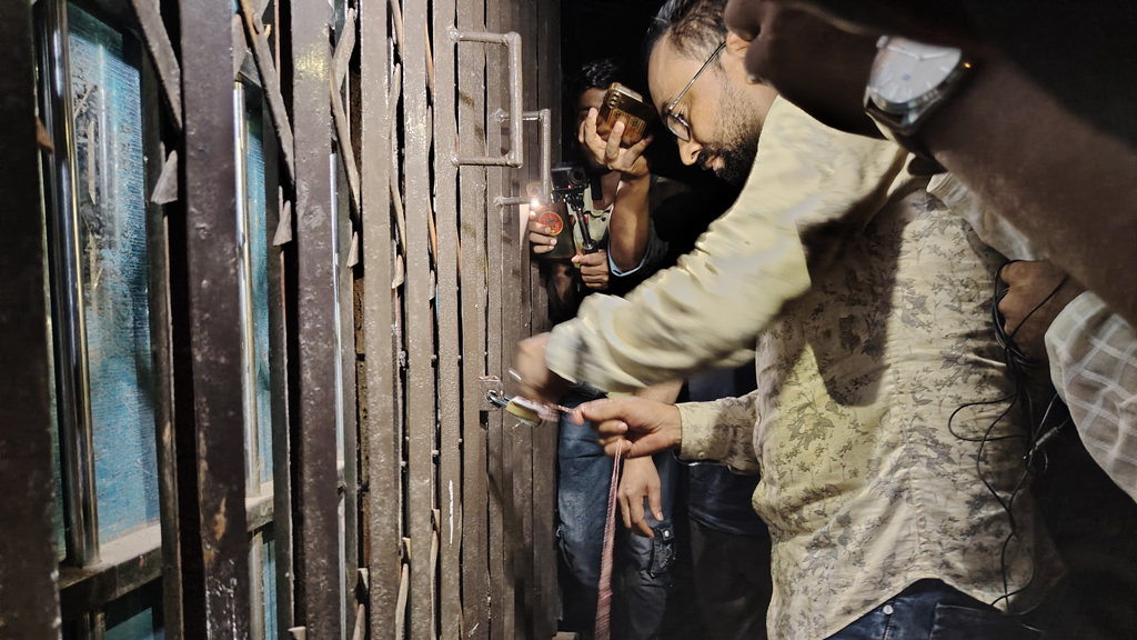 আবাসিক হোটেলে অভিযানে গিয়ে অবরুদ্ধ ভ্রাম্যমাণ আদালতের কর্মকর্তারা